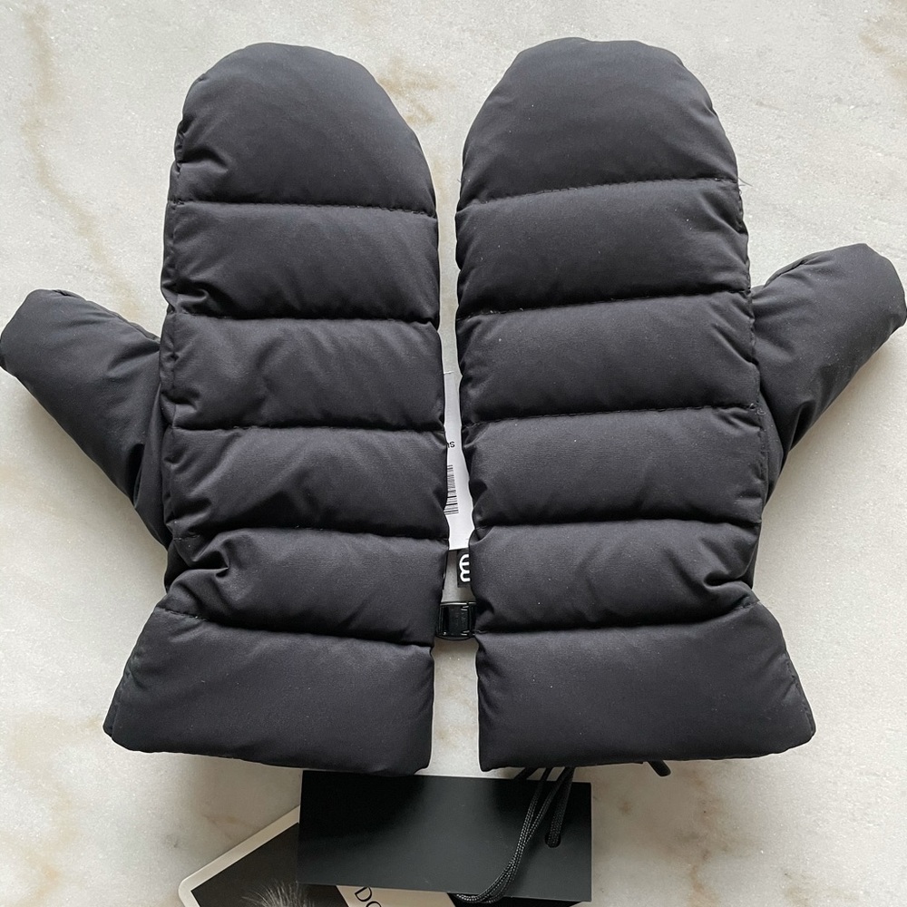 (NWT) Aritzia Super World Super Puff Mitten - Matte Black - Size M/L